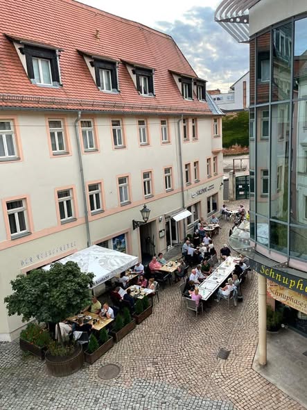 Terrasse unter Krombacher-Schirmen
