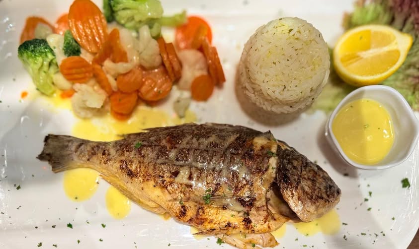 Gegrillter Fisch mit Gemüse & Reis
