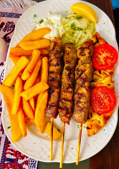 Souvlaki mit Pommes & Tsatsiki